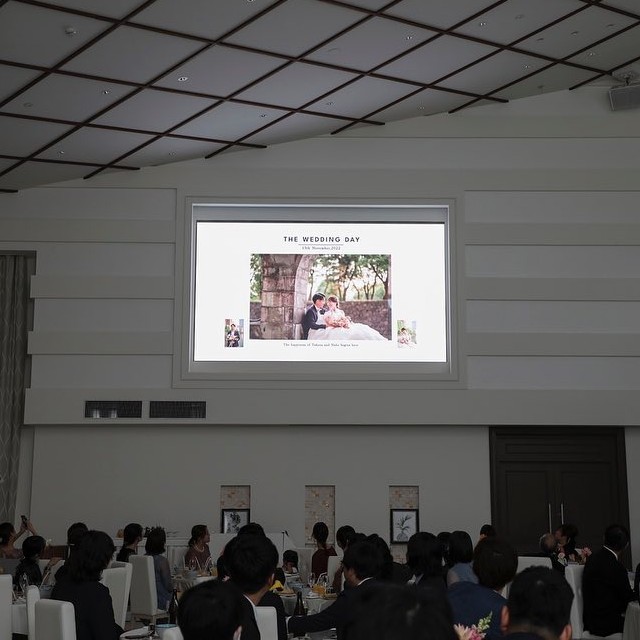 スクリーンに映されるプロフィールムービー
