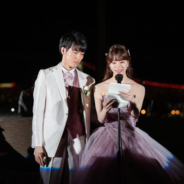 花嫁が手紙を読む様子