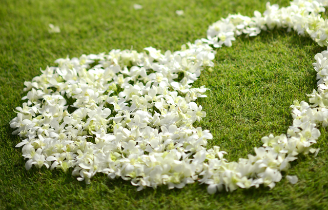 白い花びらで作られたハートのマーク