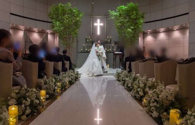 両脇に花が飾られた大理石のバージンロード