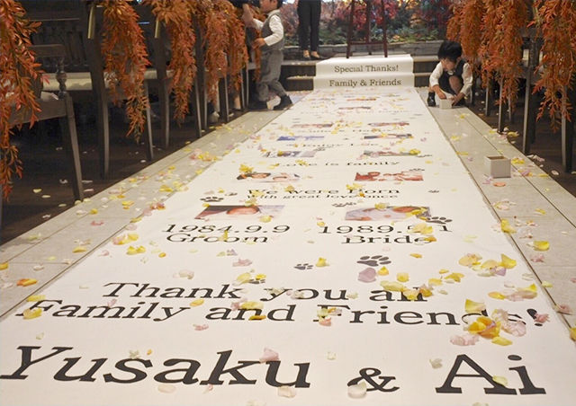 オリジナルデザインのアイルランナーを敷いたバージンロード