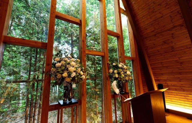 花を飾ったウッド調の祭壇