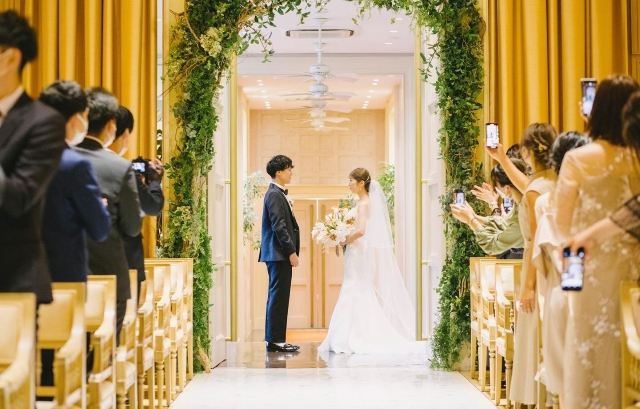 アーチ状のグリーンで飾られたチャペルの入り口