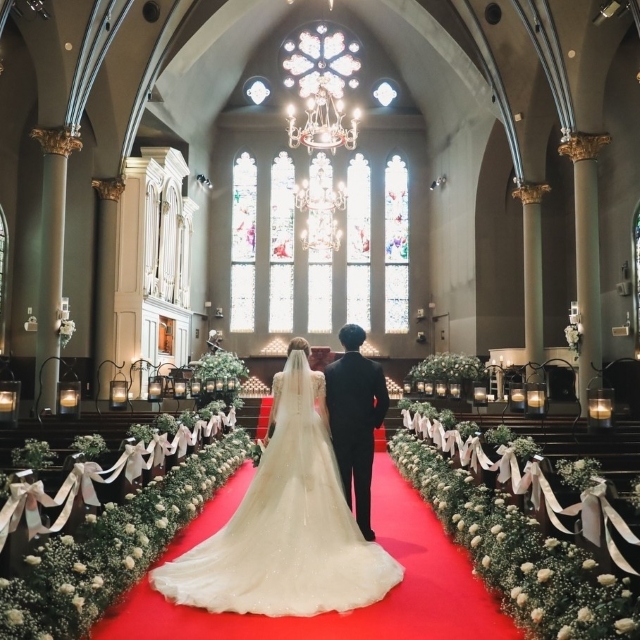 花で飾られたチャペルのバージンロード