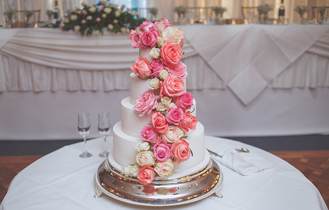 ピンクのバラを飾ったウェディングケーキ