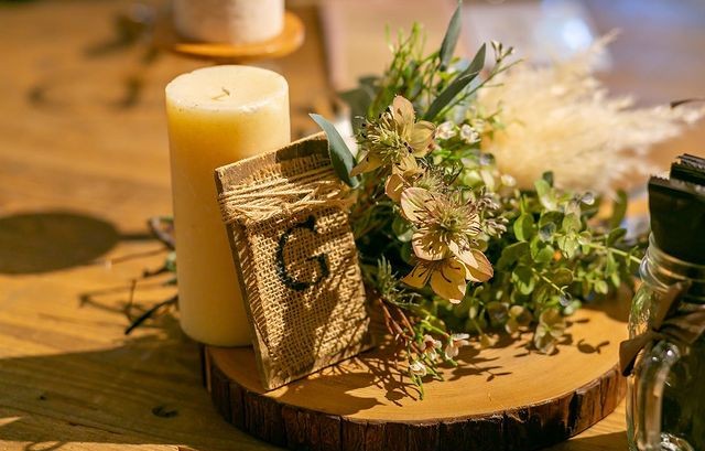 キャンドルを置いた切り株