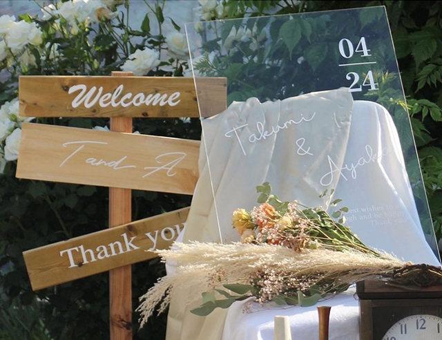 木でできたウェディングサイン