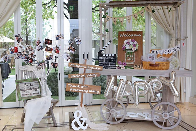 木でできたウェディングサインを置いたウェルカムスペース