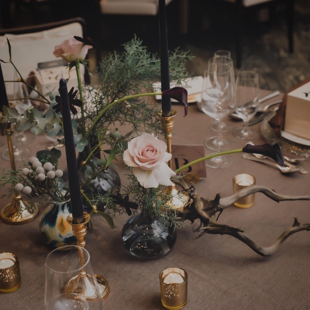 流木を取り入れた会場装飾