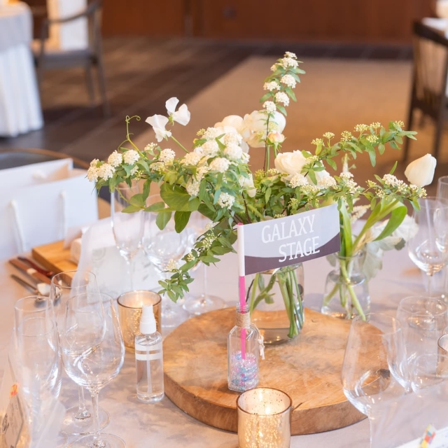 丸太のプレートを使ったテーブルコーディネート