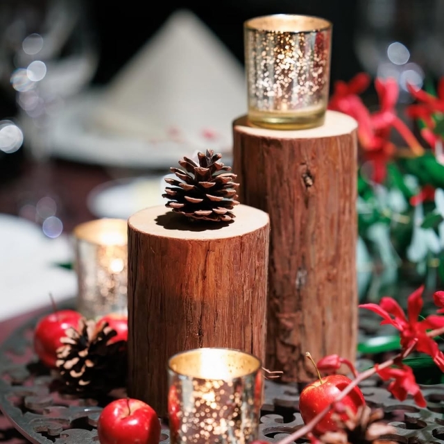 切り株と松ぼっくりを使ったテーブルコーディネート