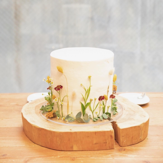 切り株に置いたウェディングケーキ