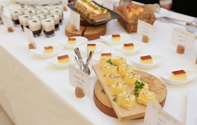 丸太プレートに置かれた料理