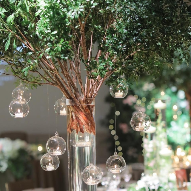 木にキャンドルをつるしたテーブルコーディネート