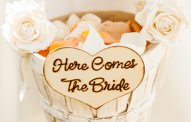 「Here comes the bride」のメッセージが書かれた花かご