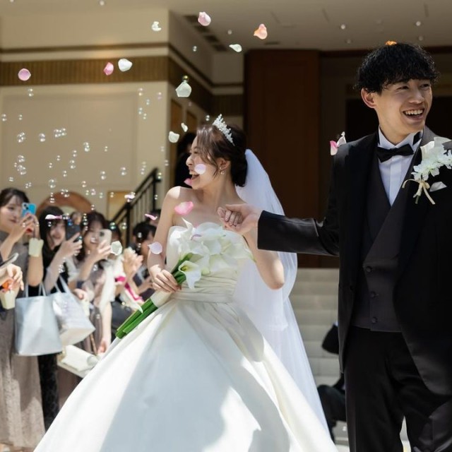 新郎新婦の周りには花びらが舞っている様子