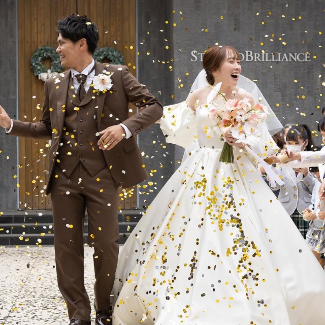 コンフェッティシャワーをする新郎新婦