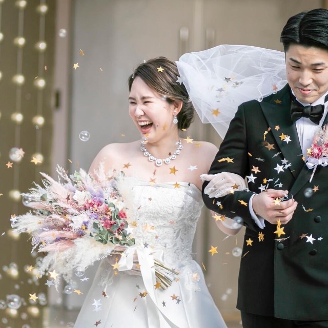 スターシャワーの中で笑顔がはじける新郎新婦