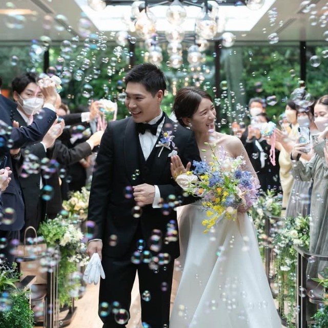 シャボン玉の中退場する新郎新婦