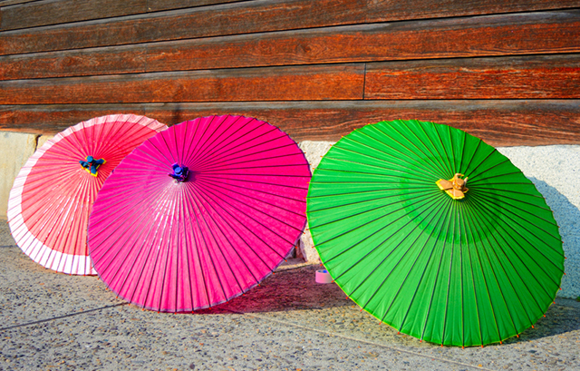 カラフルな和傘