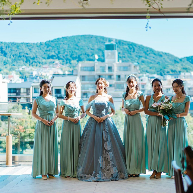 山の近くの結婚式場なら、青や緑を基調としたドレスに