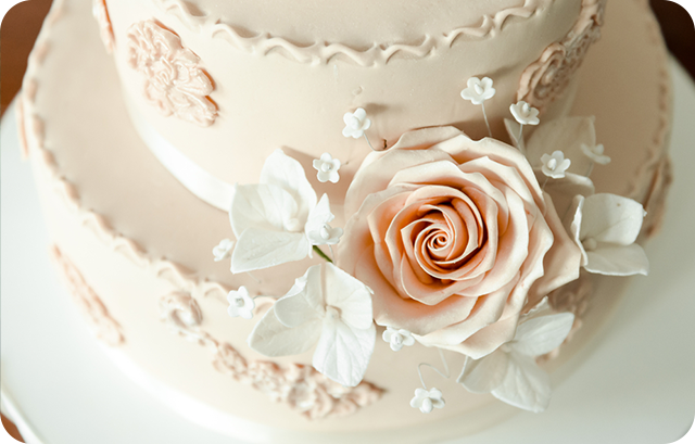 バラの装飾で飾ったウェディングケーキ