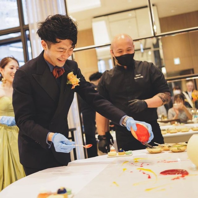 デザートの仕上げをする新郎