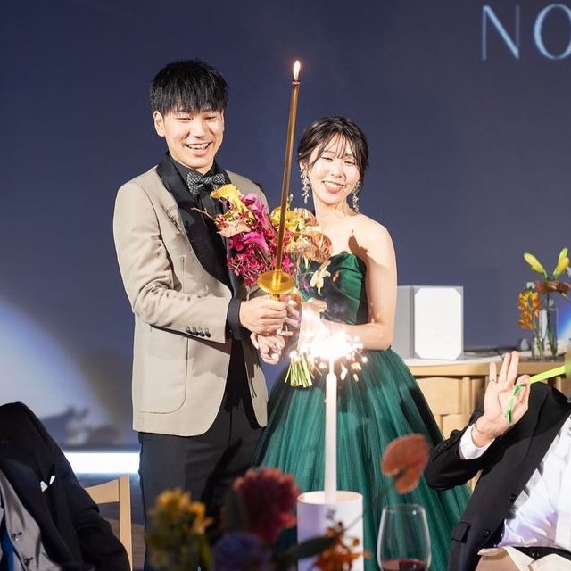 キャンドルサービスをする新郎新婦