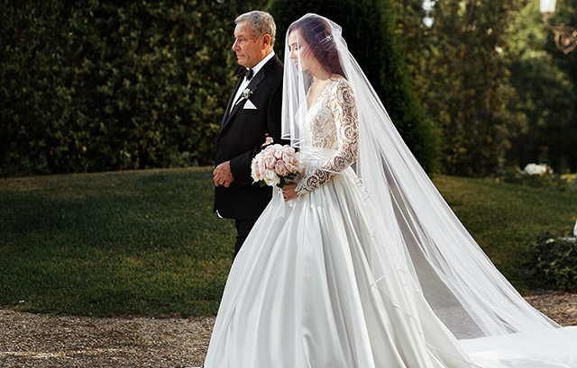 父親とバージンロード を歩く美しい花嫁