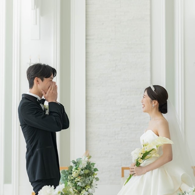 ウェディングドレス姿の新婦を見て驚く新郎