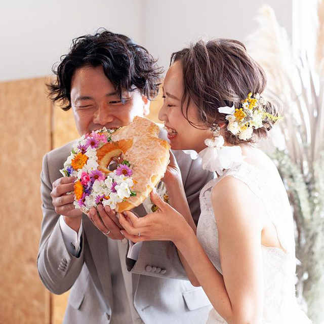 ドーナツでファーストバイトする新郎新婦