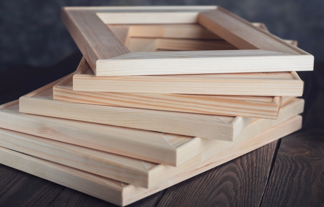 重ねてあるいくつかのキャンバスの枠