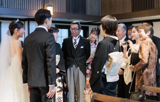 新郎新婦を親族が囲む様子