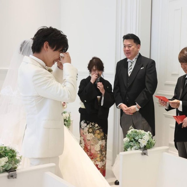 ファミリーミートで涙を流す新郎新婦と親