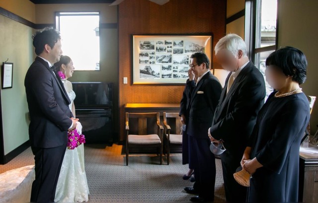 室内でファミリーミートを行う様子