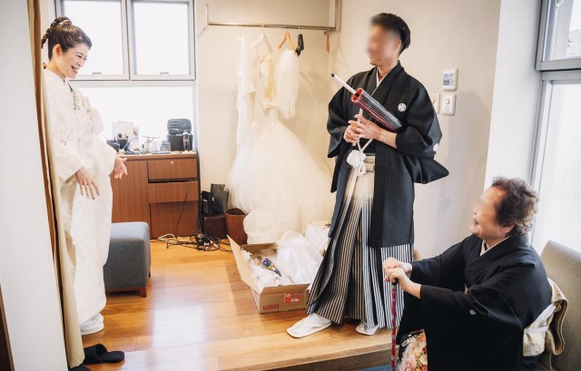 仕度室で祖母とファミリーミートを行う様子