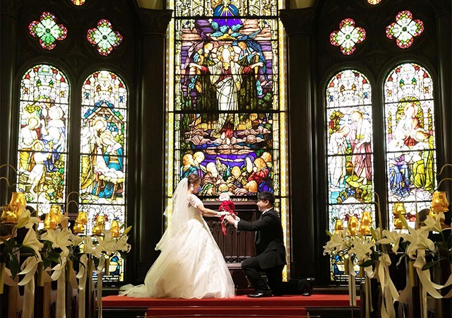 新郎が束ねたバラを新婦に渡す様子