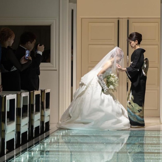 バージンロードの入り口でベールダウンを行う様子