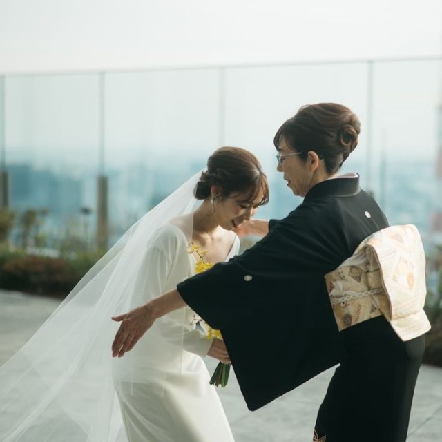 挙式の前に屋上でベールダウンを行う様子