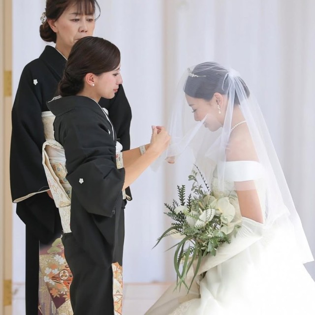 姉にベールダウンをしてもらう花嫁の様子