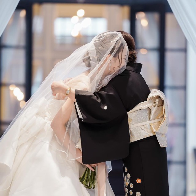 ベールダウンのあとハグをする母娘