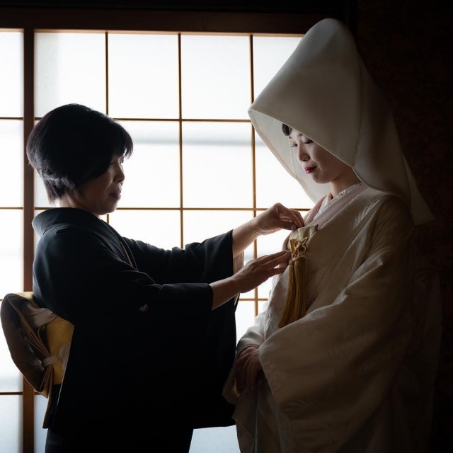 花嫁の胸元に筥迫を差し込む筥迫の儀の様子