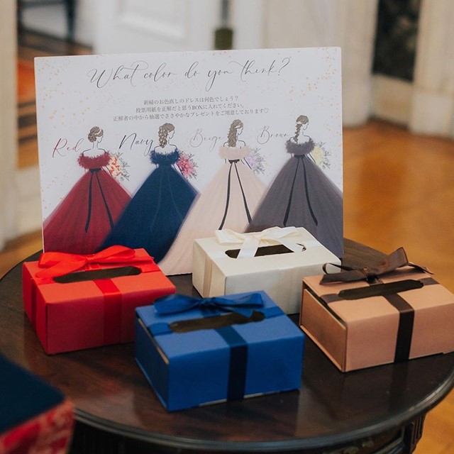 ドレス色あてクイズ