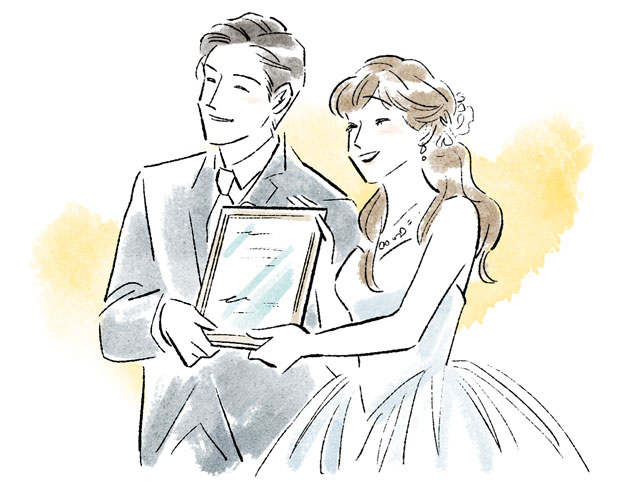 結婚証明書を持つ新郎新婦