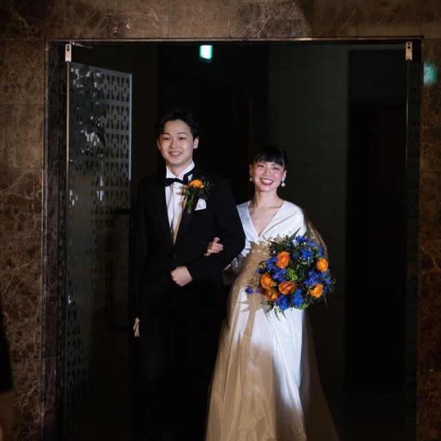 腕を組んで入場する新郎新婦