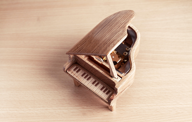 グランドピアノの形をしたオルゴール