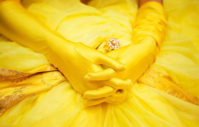 黄色いドレスを着た人