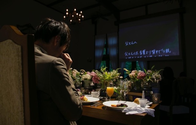 手紙を載せたムービーを見て感涙している新郎新婦