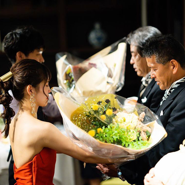 親に花束を渡し新郎新婦