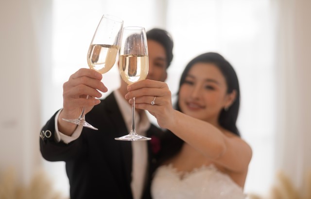 新郎新婦が乾杯挨拶をする様子